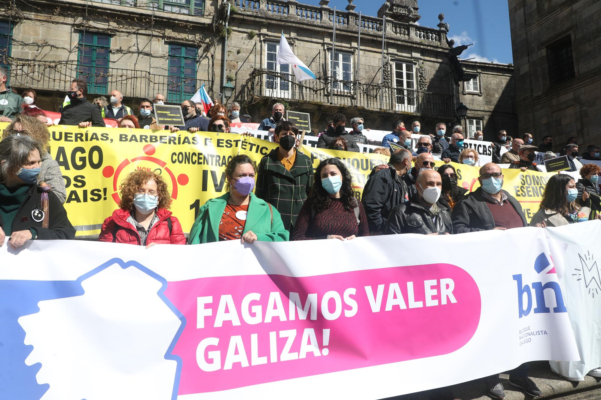 Multitudinaria manifestación contra el alza de los precios convocada por el BNG: "Galiza non atura a suba da factura"