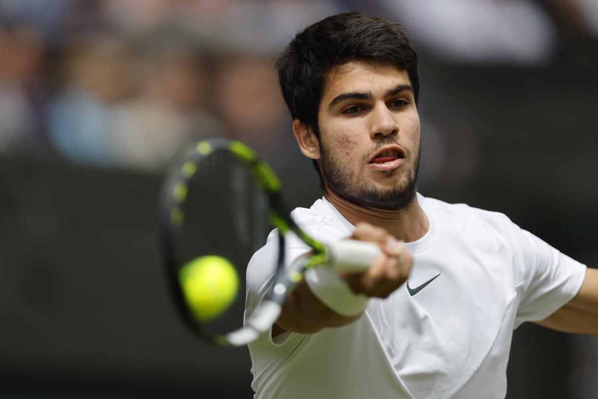 Wimbledon (United Kingdom), 16/07/2023.- Carlos Alcaraz of Spain in action during the Men’s Singles final match against Novak Djokovic of Serbia at the Wimbledon Championships, Wimbledon, Britain, 16 July 2023. (Tenis, España, Reino Unido) EFE/EPA/TOLGA AKMEN EDITORIAL USE ONLY