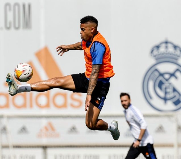 Mariano controla un balón en el entrenamiento del Madrid.