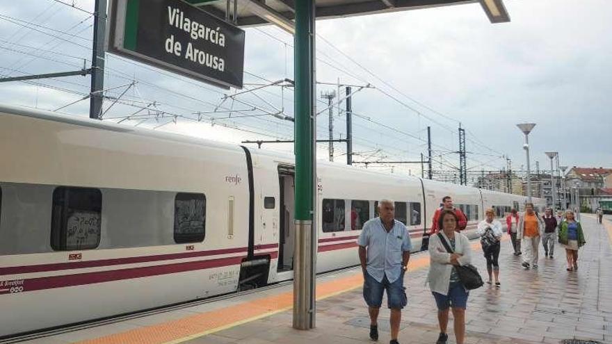 Viajeros del tren del peregrino en la estación. // Iñaki Abella