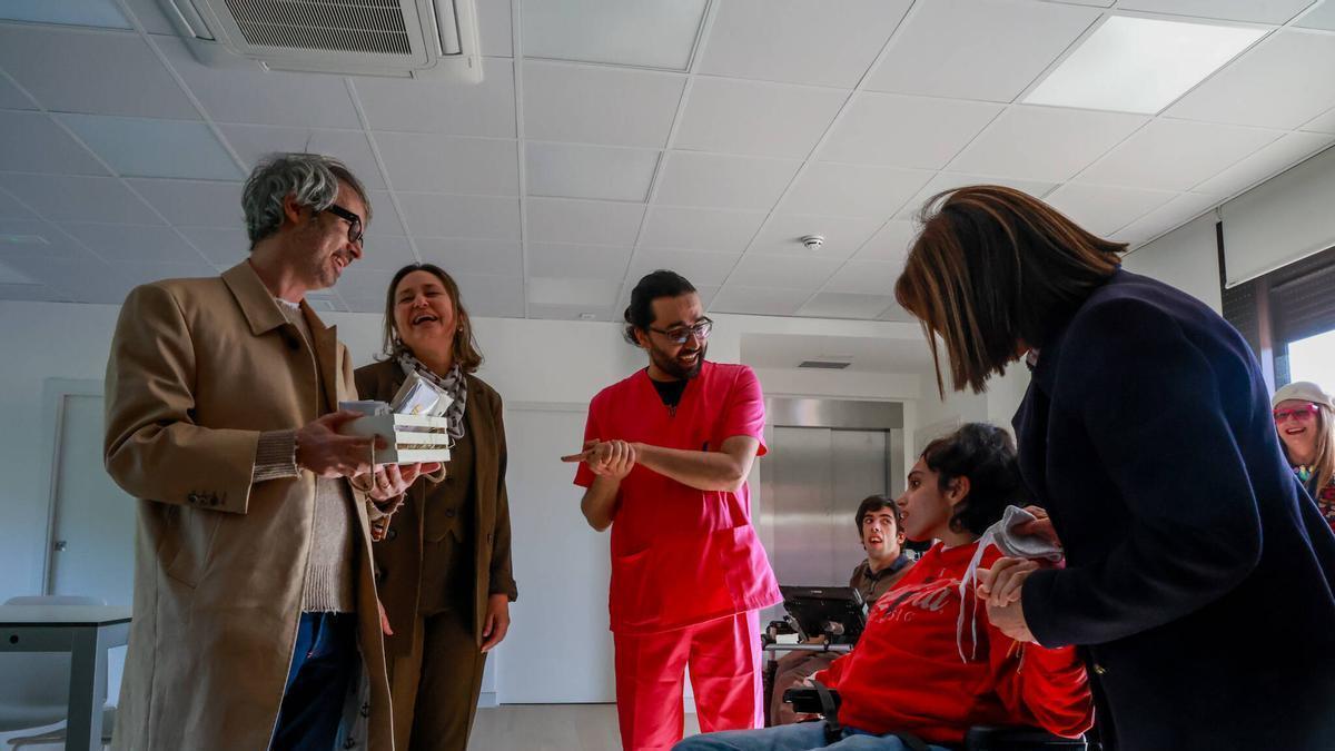 El pianista James Rhodes visita el Centro Princesa Letizia (Amencer) de Vilagarcía