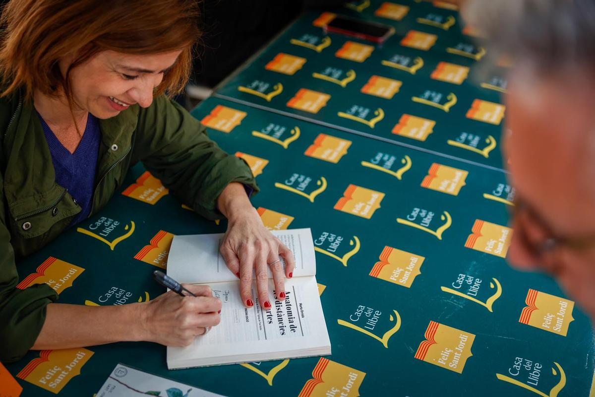 Marta Orriols firma libros.