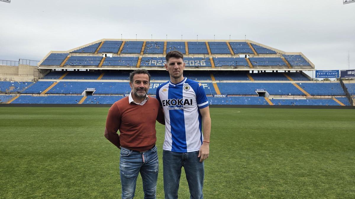 El secretario técnico del Hércules, Paco Peña, se fotografía con el delantero Alberto Toril en su presentación. / Pereira