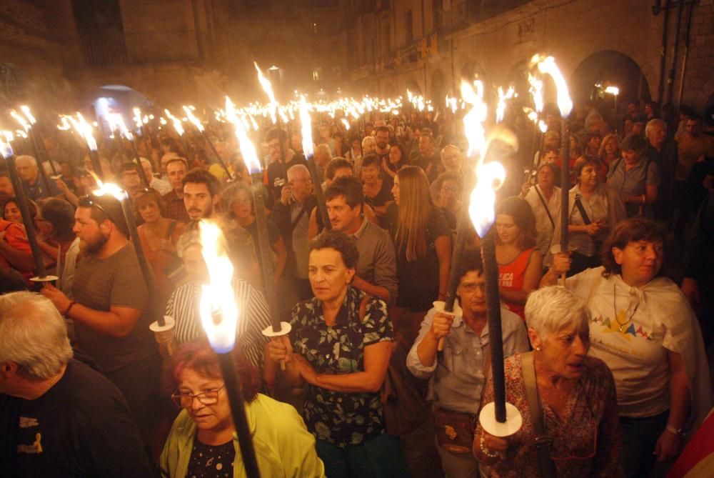 Marxa de torxes a Girona per commemorar el segon aniversari del referèndum de l'1-O