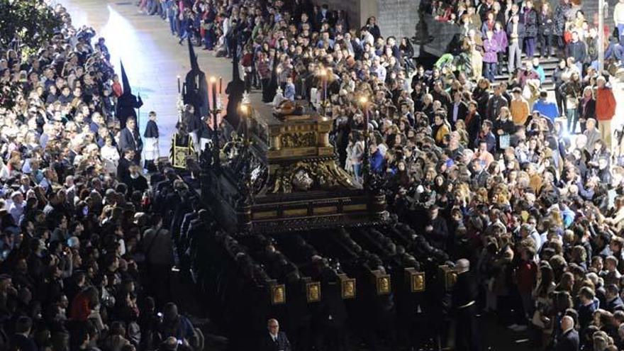 Numeroso público observa el paso de El Sepulcro en la Semana Santa del año pasado.