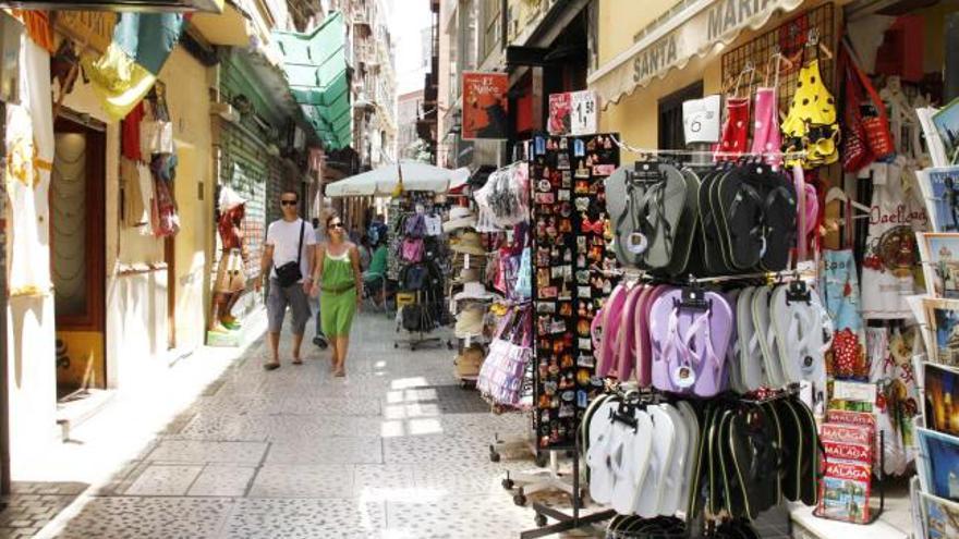 Uno de los puestos de souvenirs ubicados en el Centro Histórico de Málaga.