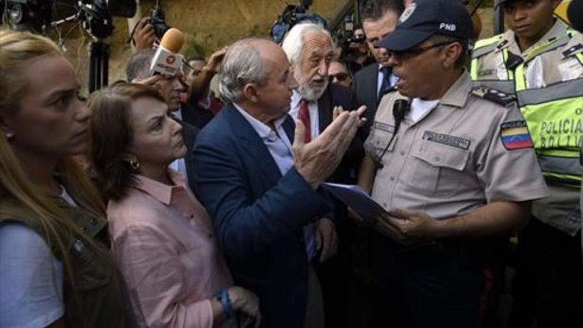 El senador español Josep Maldonado intenta pactar la visita al exalcalde de Caracas preso Daniel Ceballos.