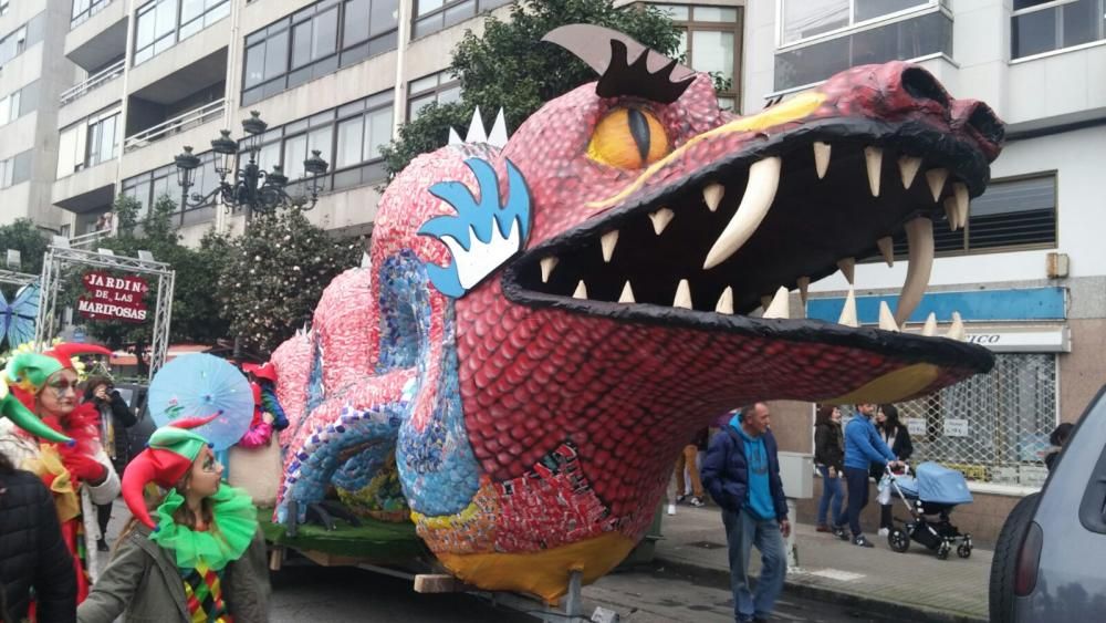 Miles de personas abarrotan las calles del centro de la ciudad para presenciar el desfile de comparsas