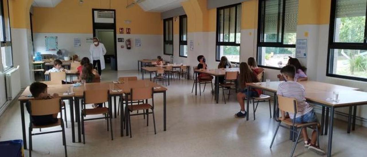 Comedor del colegio de A Rúa, uno de los que se incluyen en el contrato de catering del Concello de Cangas. |   // GONZALO NÚÑEZ