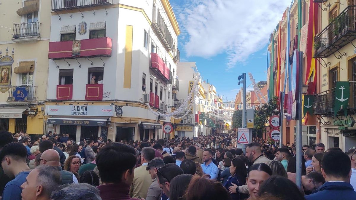 Plaza del altozano abarrotada una hora antes de la salida.