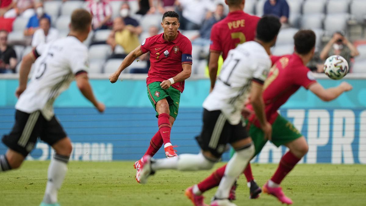 Cristiano Ronaldo dispara en el partido ante Alemania.