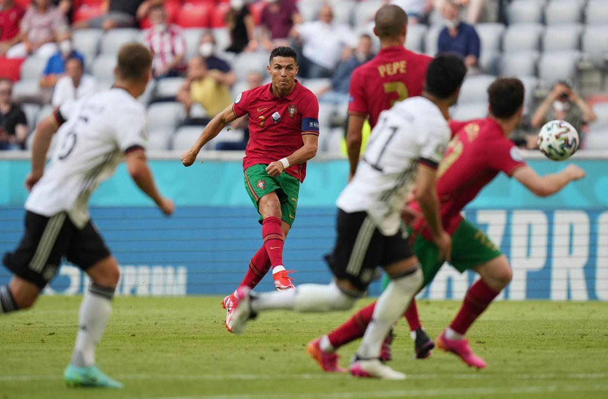 Cristiano Ronaldo dispara en el partido ante Alemania.