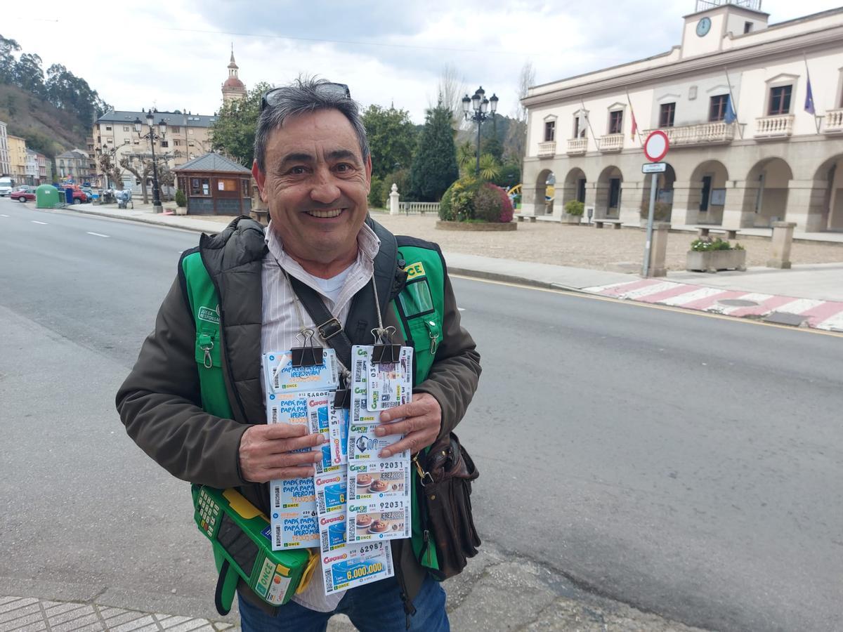 José Javier Rodríguez, este lunes, en el centro de Vegadeo con sus cupones.