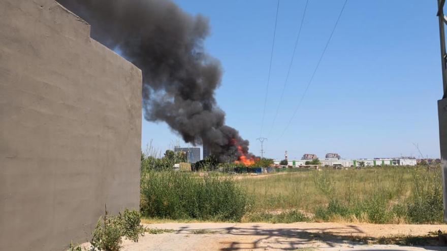 Incendio en un descampado de Benimàmet