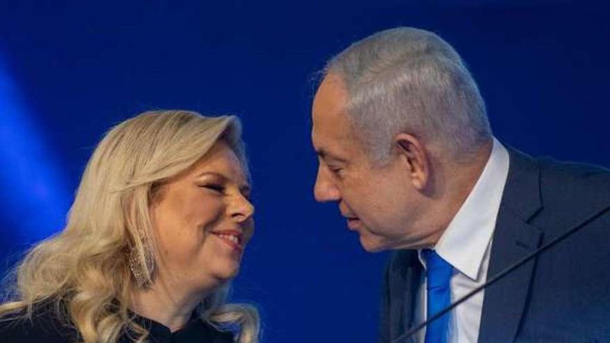 Netanyahu celebra con su esposa Sara su victoria electoral. // E.Press