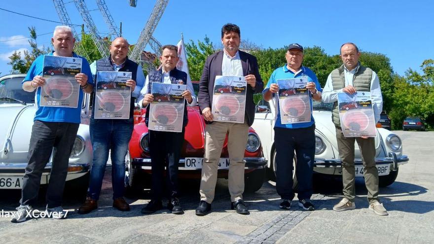 El alcalde de Meaño, Carlos Viéitez, con los promotores de la concentración. | FDV