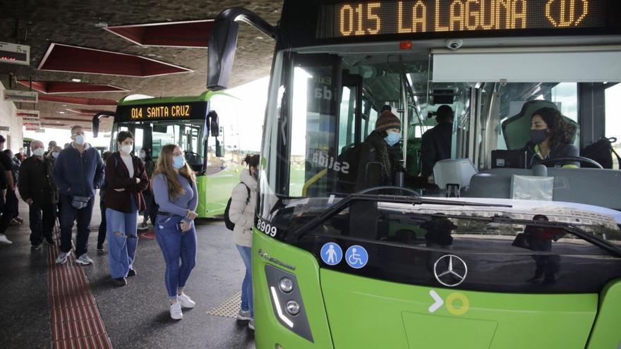 Pasajeros a punto de subirse a la guagua de la línea 015 en el Intercambiador de La Laguna.