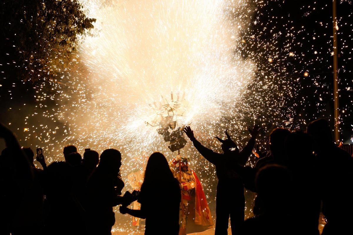 El Correfoc recorre las calles de la ciudad con el fuego como protagonista principal.