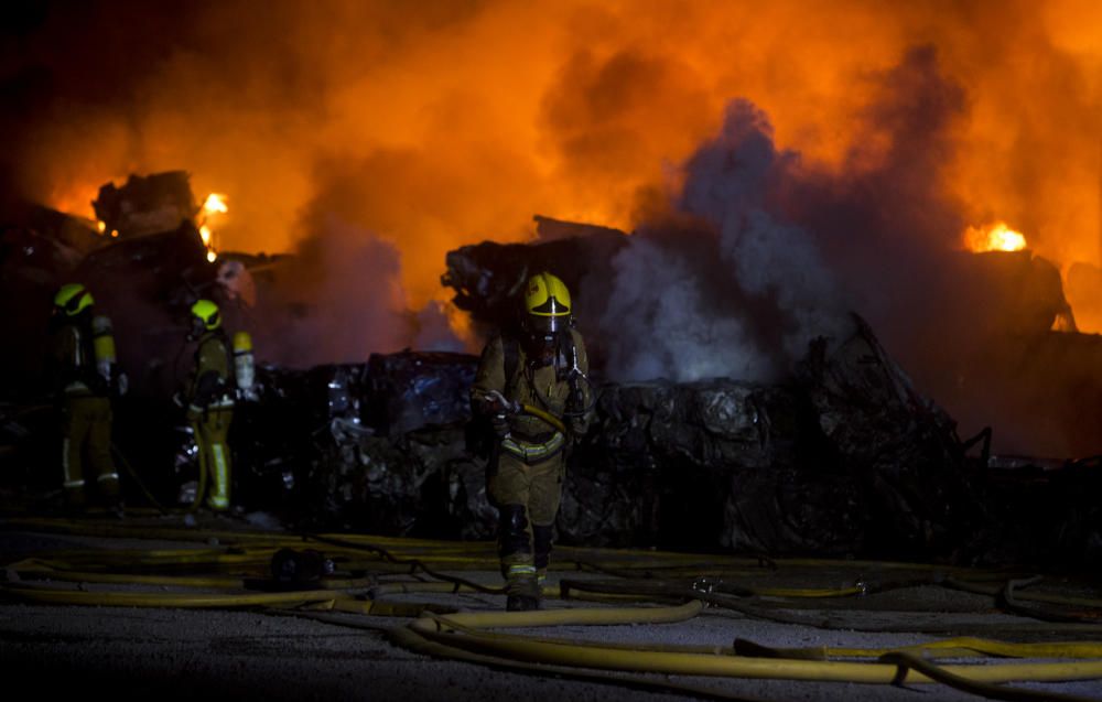 Incendio en un desguace de Torrellano