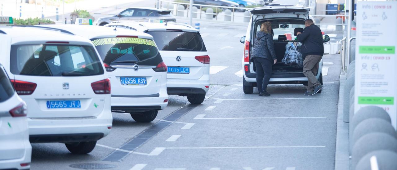 Parada de taxis del aeropuerto de Ibiza.