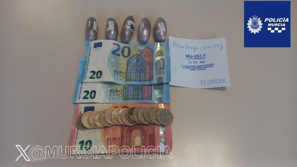 Dinero y droga requerida al individuo por la Policía Local de Murcia.
