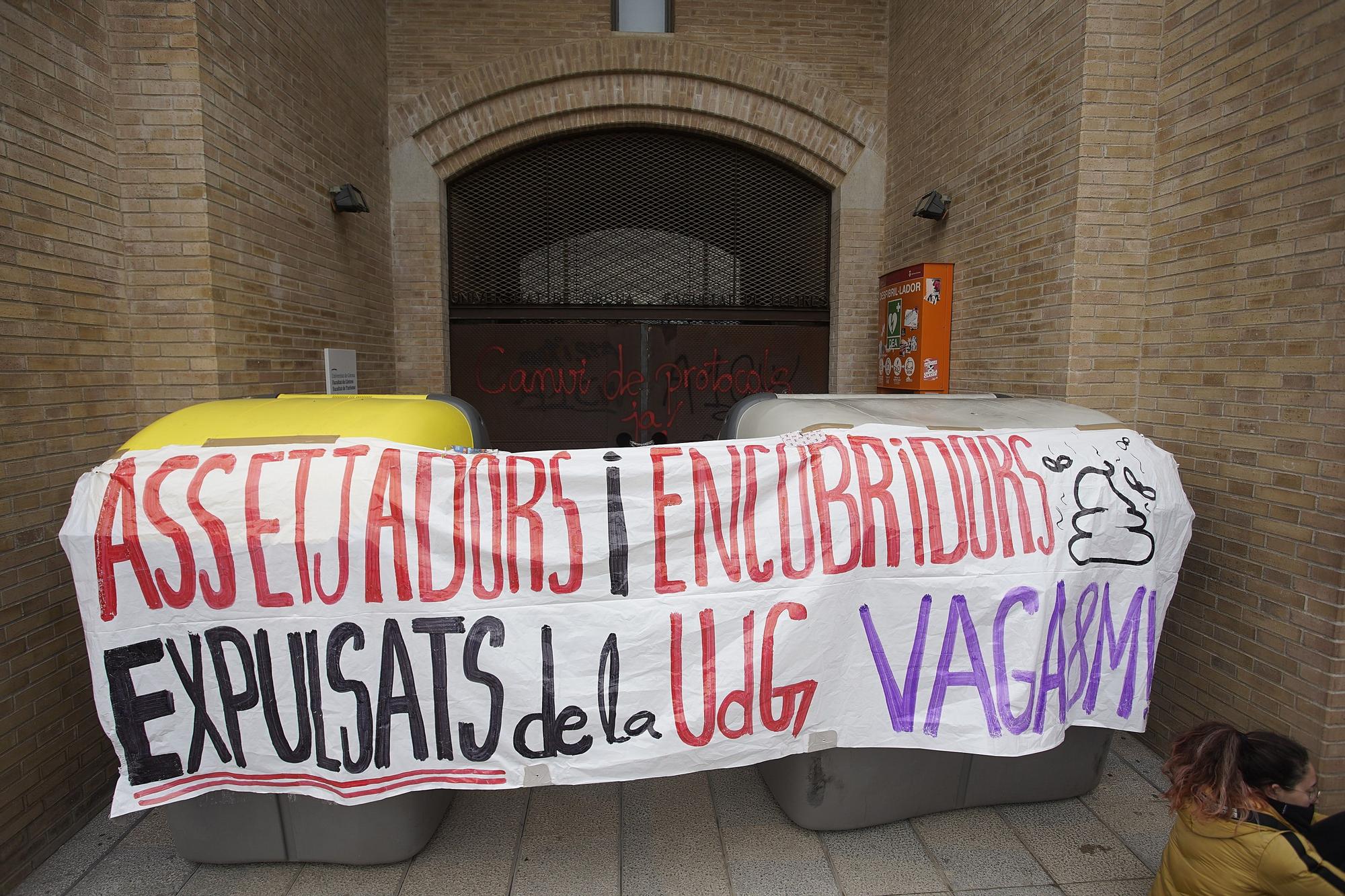 Els piquets per la vaga feminista bloquegen l'entrada al Campus del Barri Vell de la UdG