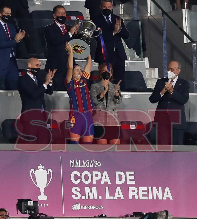 Vicky Losada recoge el trofeo que acredita al FC Barcelona como campeón en la final de la Copa de la Reina 2020 disputada en el estadio de La Rosaleda.