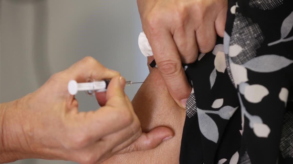 Vacunación contra la gripe en el CAP de la calle Montalegre, en Barcelona.