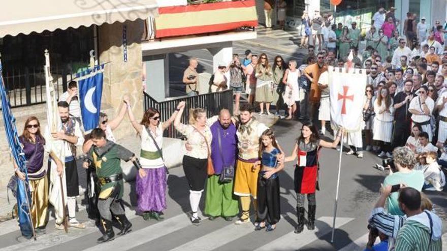 Los Moros y Cristianos acabaron   ayer con el retorno de las banderas