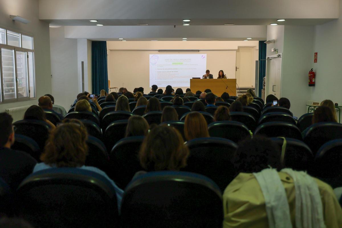 Imagen de archivo sobre una reunión informativa para la regularización de migrantes en Ibiza.