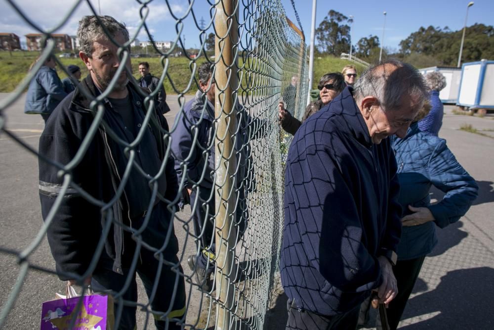 Visita a los familiares a los trabajadores encerrados en las instalaciones de Alcoa