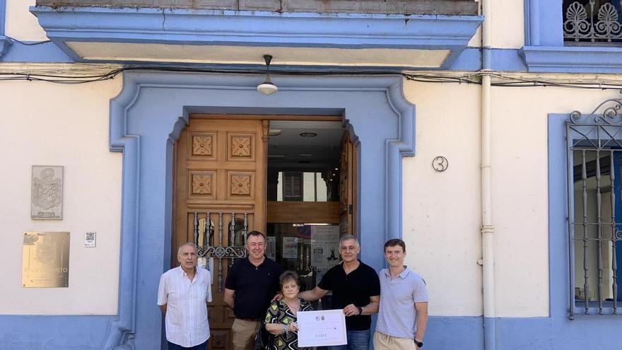 Más de 5.000 euros para apoyar a los enfermos de ELA: Grado entrega la suma recaudada en el curso de kárate solidario