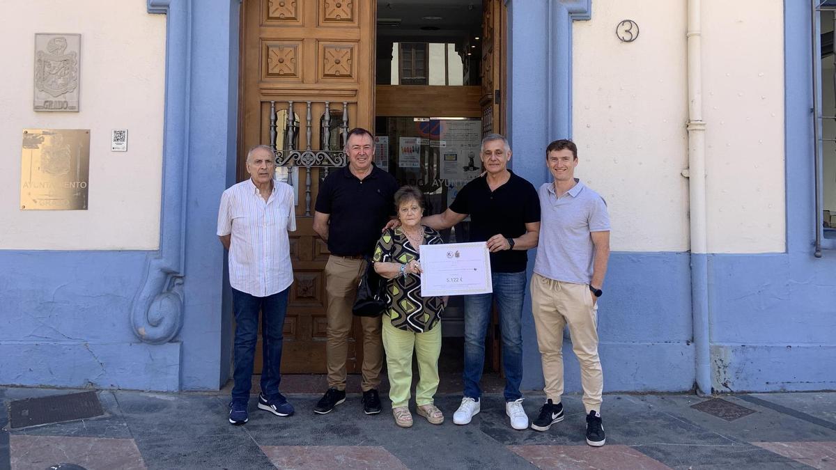 Por la izquierda, Nicanor Llosa, José Luis Trabanco, María José Álvarez, Lino Gómez y Óscar Vázquez, durante la entrega del cheque solidario.