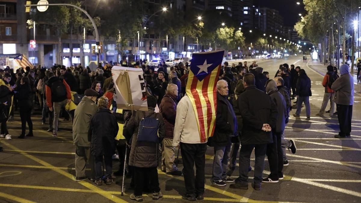 Corte en la avenida Meridiana de Barcelona a la altura de Fabra i Puig, el 13 de noviembre del 2019