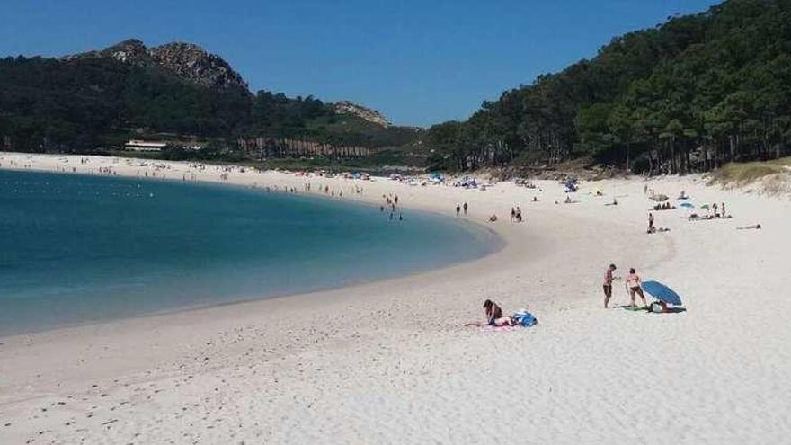 Los billetes se agotaron ayer y la playa de Rodas estuvo repleta de bañistas. // Fotos: Óscar Méndez