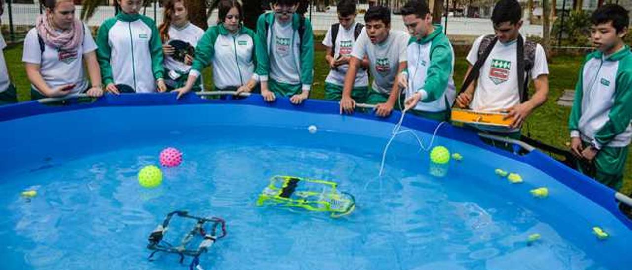 Varios escolares aprenden a manejar los ROV construidos por estudiantes en el espacio de la Plocan.