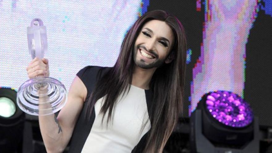 Conchita triunfa en las calles de Viena