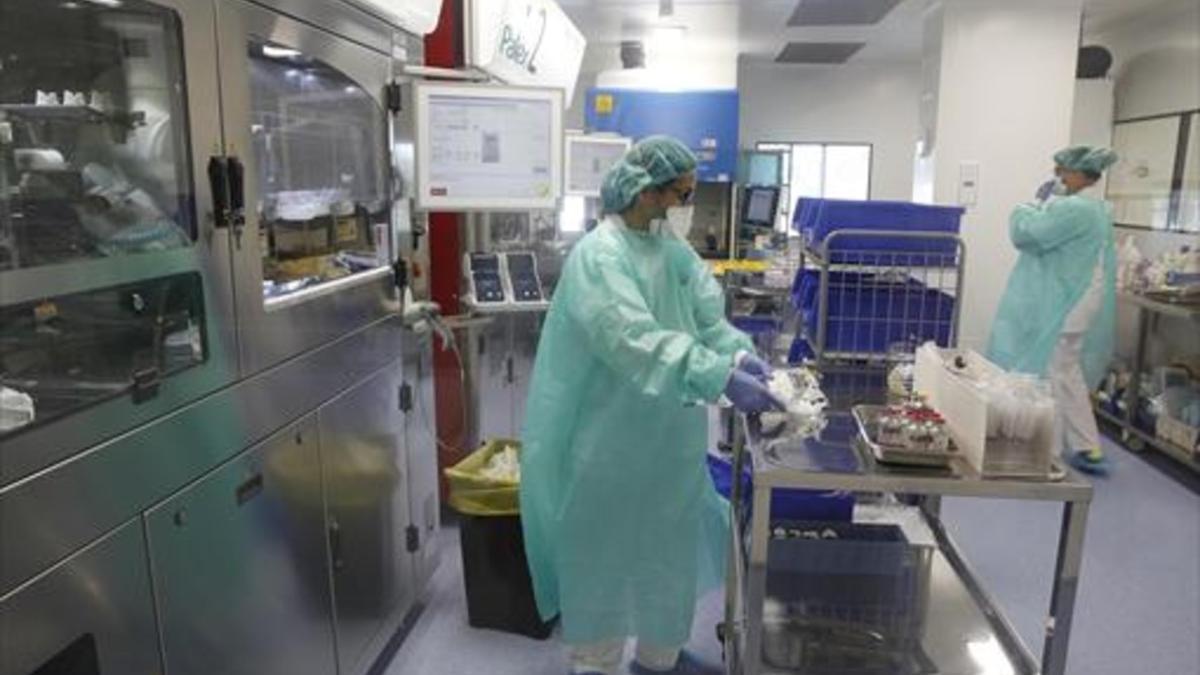 Preparación de tratamientos de quimioterapia contra el cáncer en el Hospital Duran i Reynals del Institut Català d'Oncologia en L'Hospitalet, ayer