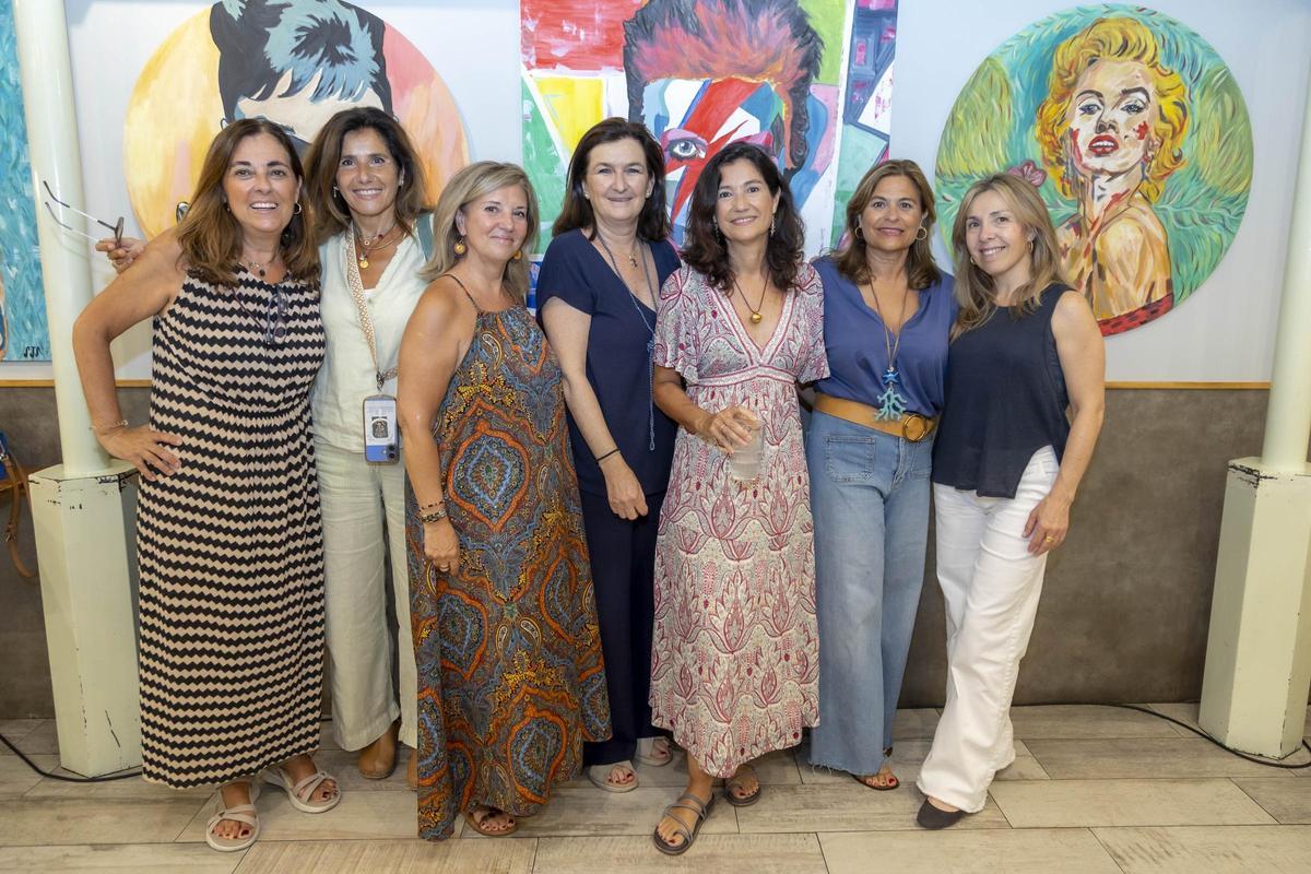 Miriam Alegre, Reyes Trénor, Marisa Aliaga, Cristina Aguirre, Angela Valero de Palma, Maribel Vañó y Dolores Peñuelas