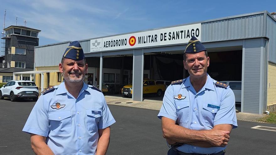 El coronel Juan Pedro Velázquez-Gaztelu, jefe saliente del Aeródromo Militar de Santiago, y su sucesor, el coronel Luis Borque Torres, lanzan un mensaje a los compostelanos