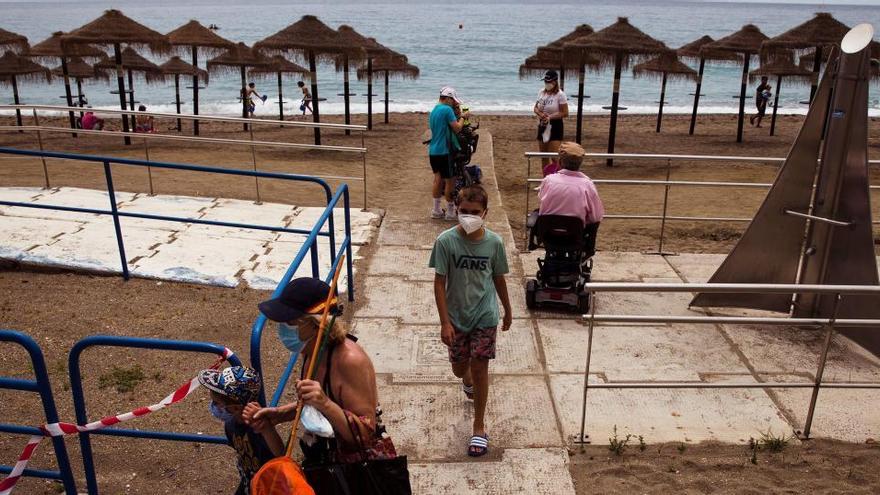 Varias personas en uno de los puntos de accesos a la playa de la Malagueta.