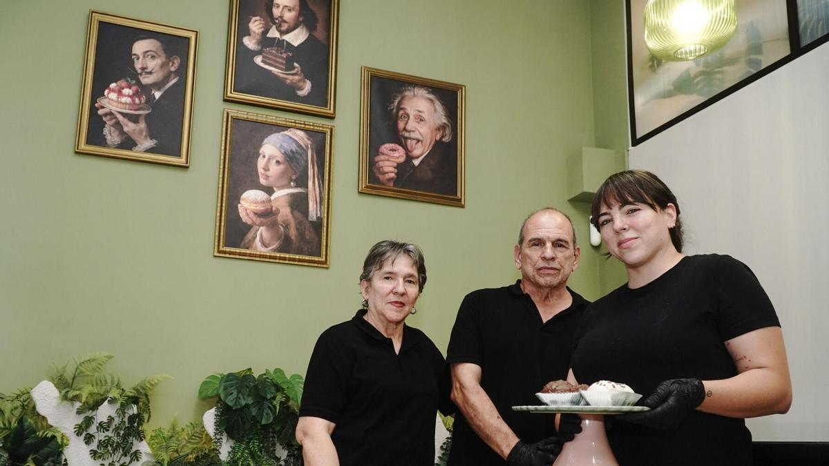 Abre en A Coruña un 'museo' del dulce con un pastel que solo se puede comer en A Gaiteira: "A las cinco de la mañana empezamos a hornear"