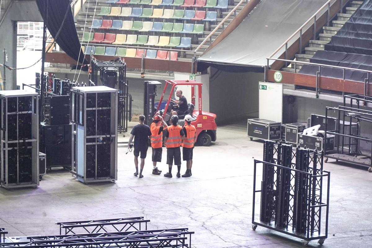 Seguidoras de Aitana acampan a las puertas del Coliseum mientras los operarios llevan a cabo el montaje del escenario para el concierto de este miércoles.