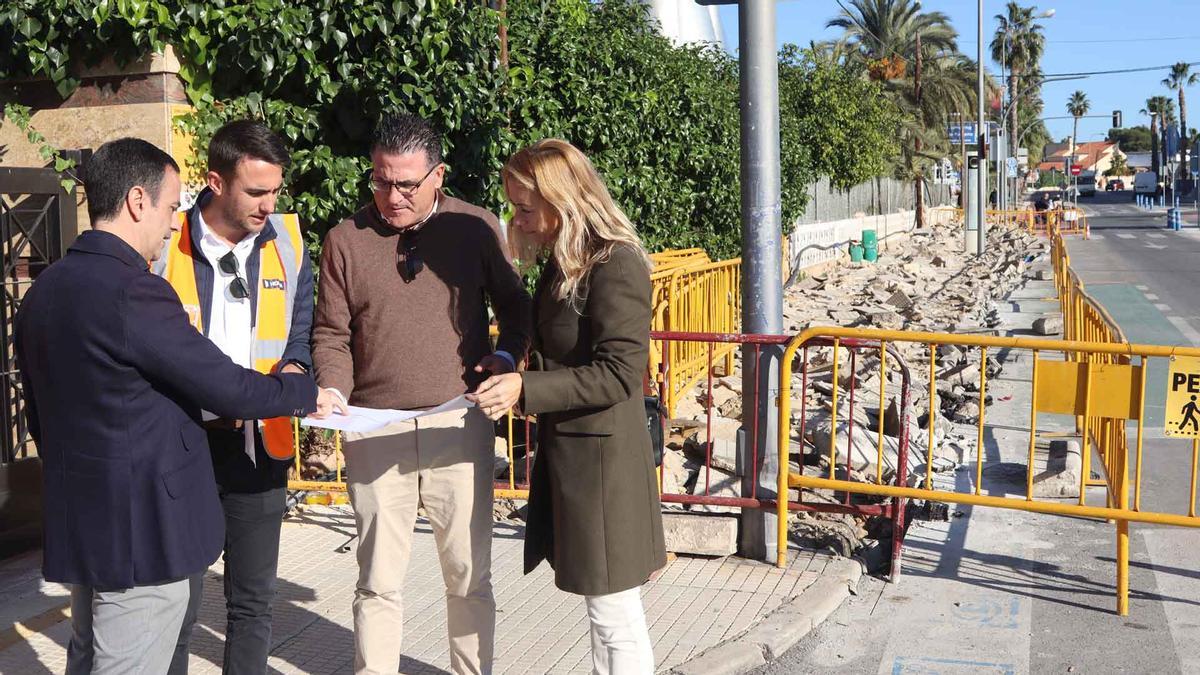 Los ediles de Espacio Público y Participación Ciudadana, junto a dos técnicos, viendo las obras que se ejecutan en Severo Ochoa.