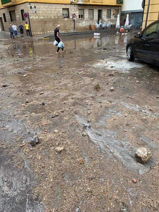 Las lluvias han provocado pequeñas inundaciones en los barrios situados junto a la ladera de la Sierra de Orihuela