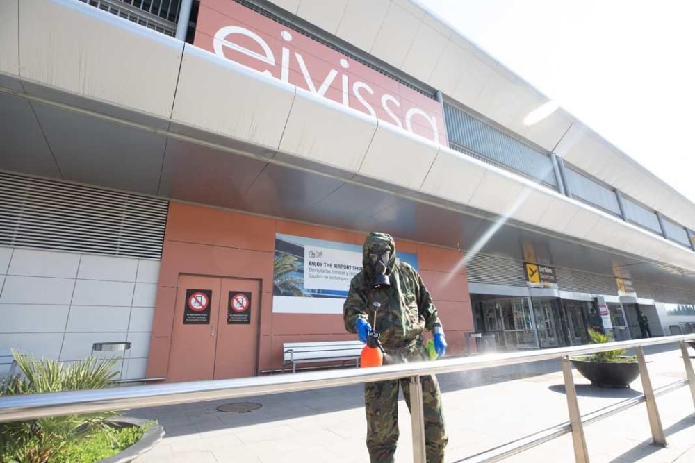 Los militares limpian y desinfectan el aeropuerto de Ibiza