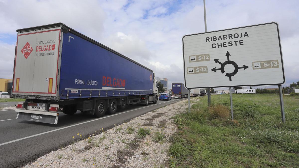 Acceso al polígono de Riba-roja de Túria, desde donde se accede a Cheste y a Loriguilla