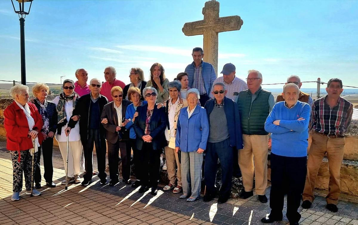 José Gangoso, cuarto por la izquireda, con sus vecinos en el homenaje recibido en Prado