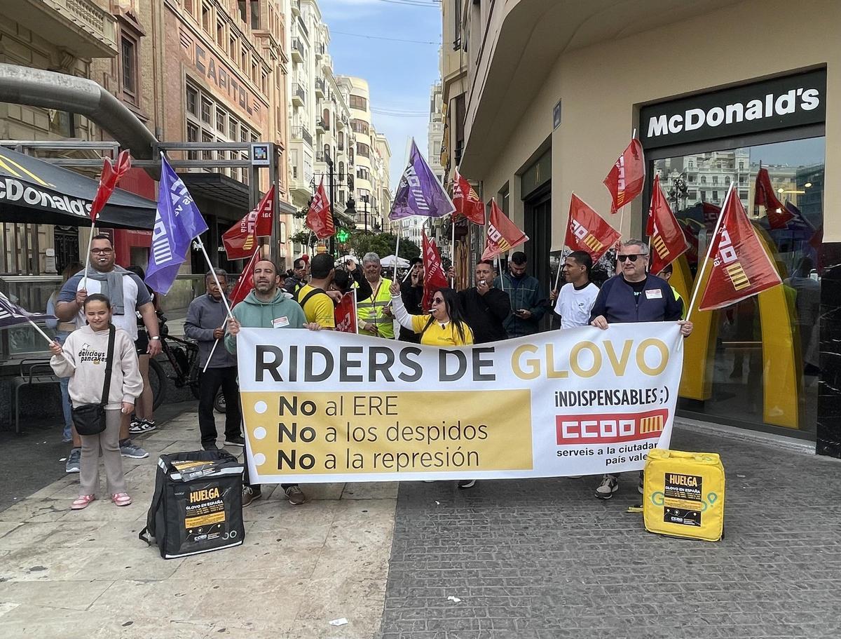 Concenración de 'riders' frente a una cadena de restaurantes en el centro de València.