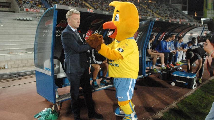 David Moyes, el pasado viernes, junto a la mascota Pío Pío.